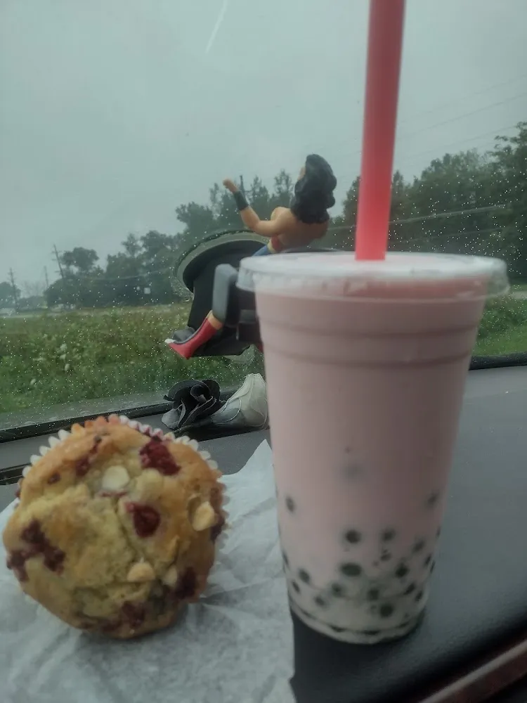 Blueberry Muffins & Lemonade Frost with Strawberry Syrup and Kiwi Boba
